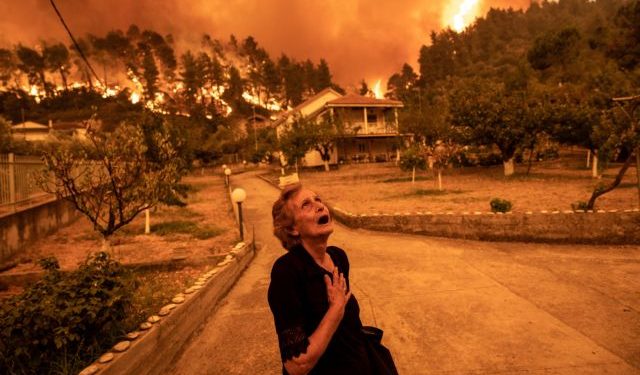 Fire reaches Gouva village as a wildifre burns for the sixth consecutive day, at Evia Island, August 8, 2021 /  Η φωτιά στο χωριό Γούβες, έκτη μέρα της φωτιάς στην Εύβοια, στις 8 Αυγούστου, 2021