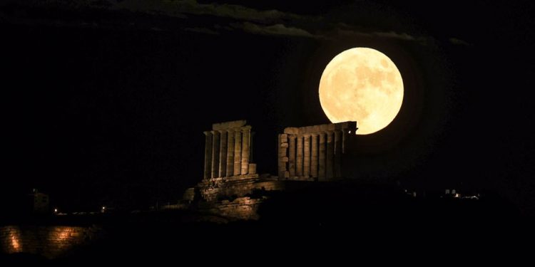 Το «Φεγγάρι του Ελαφιού» στον Ναό του Ποσειδώνα στο Σούνιο. Φωτ. INTIME NEWS/ΛΙΑΚΟΣ ΓΙΑΝΝΗΣ